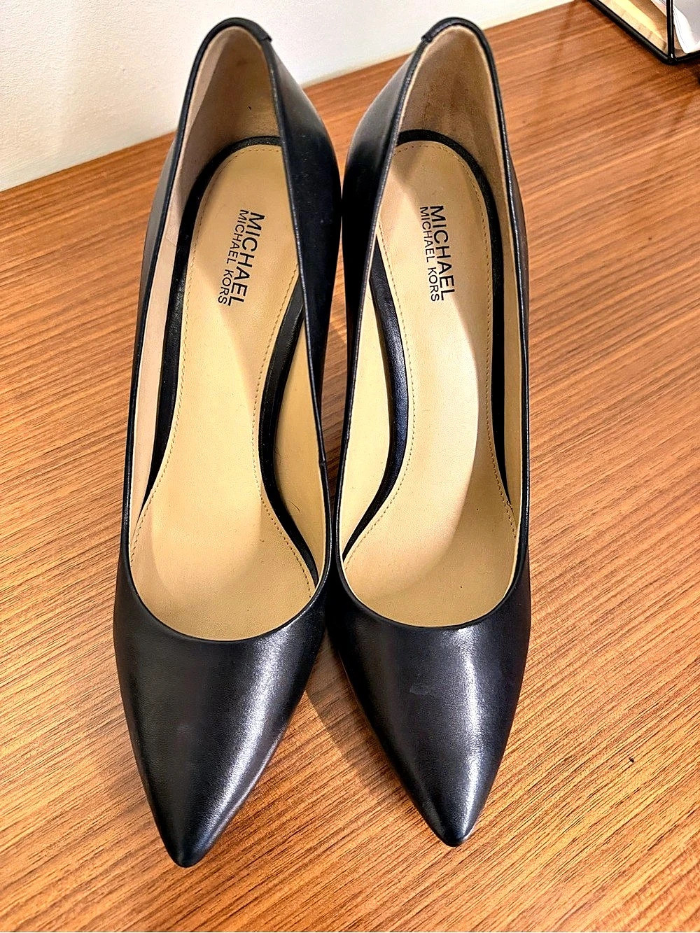Michael Kors Pointed Toe Pumps in Black size 8